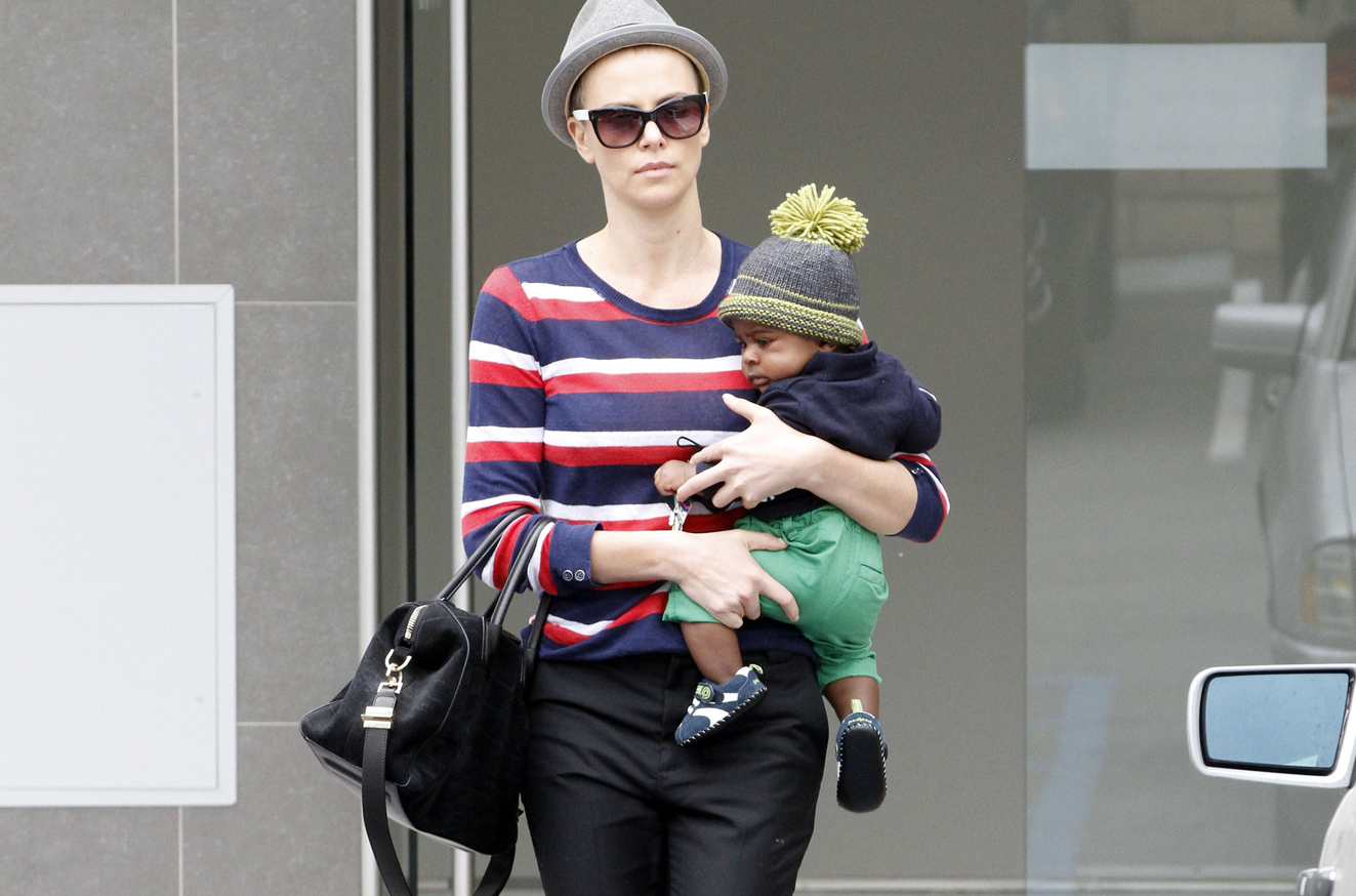 Charlize Theron med sin son Jackson i famnen. Charlize Theron med sin son Jackson i famnen.