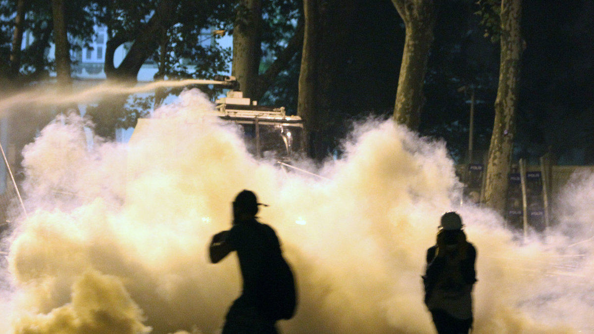 Tårgas, övervåld och vattenkanoner när protesterna i Turkiet sprider sig.