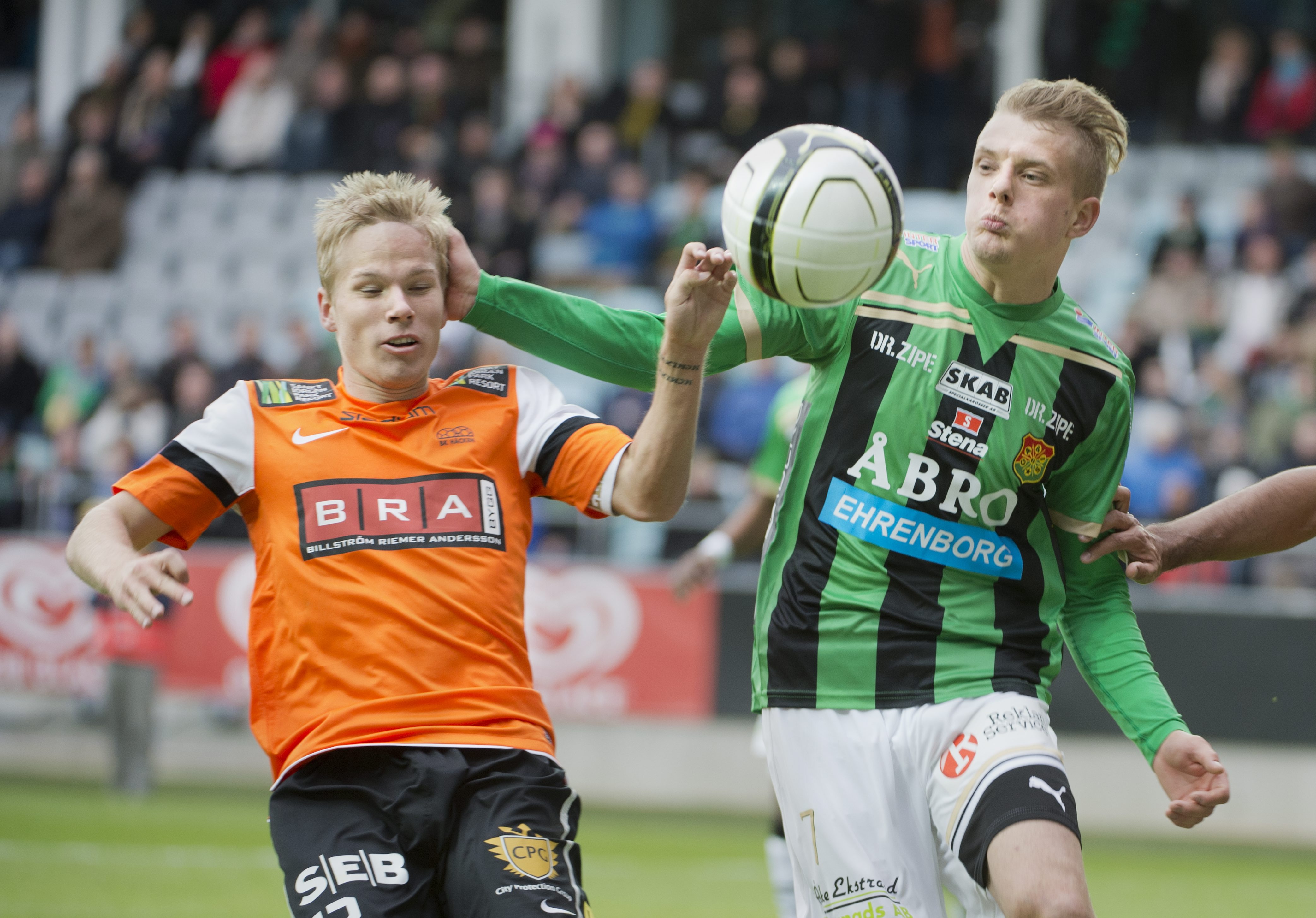 Det var mycket tufft spel. Här Häckens Oscar Lewicki mot GAIS Jakob Olsson.