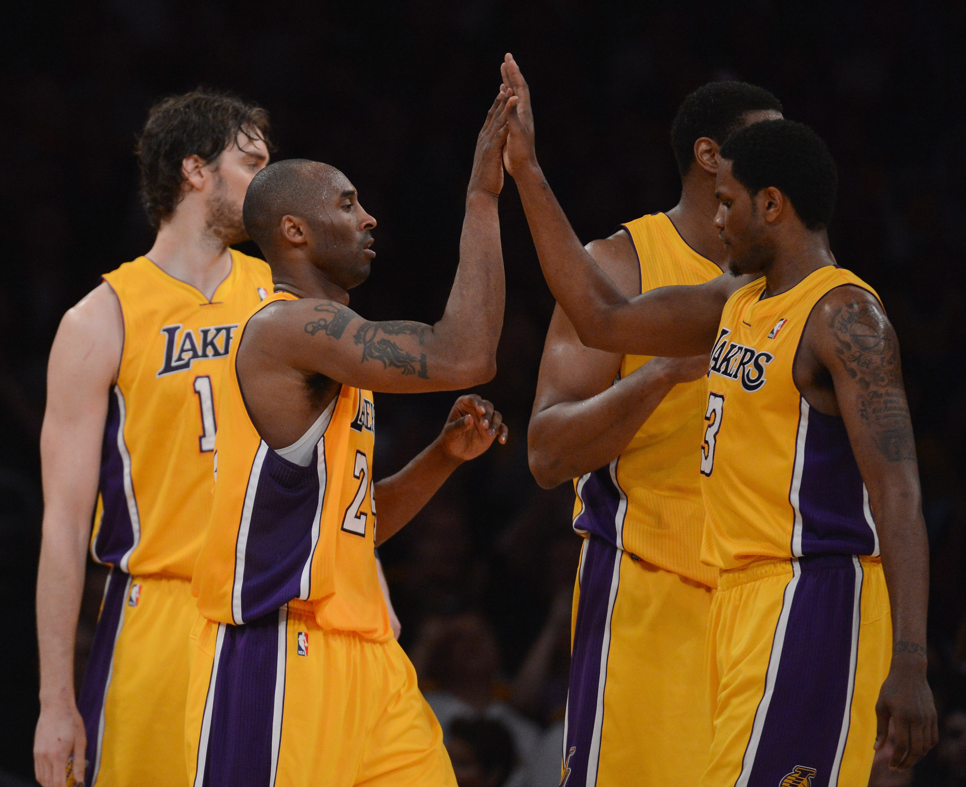 5. Los Angeles Lakers spelare kan göra "high five" för att de tjänar mest i USA, 42 miljoner i snitt.