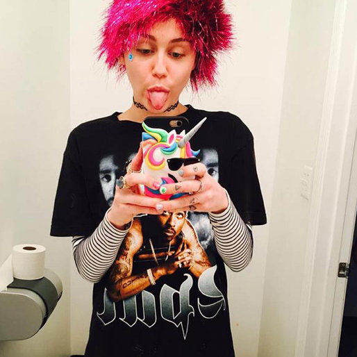 Miley tar en toa-selfie. Miley tar en toa-selfie.