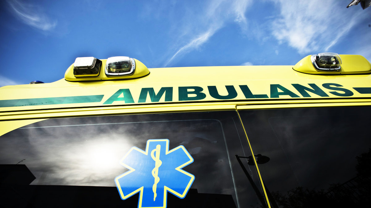 En man i Kungsbacka har av okänd anledning öst in jord i en ambulans där en patient vårdades. Arkivbild
