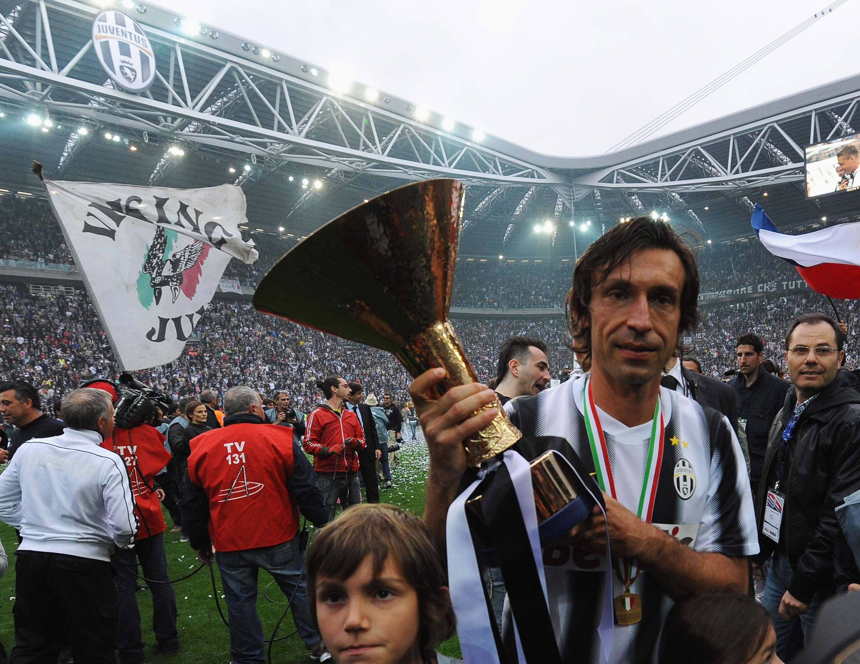 Andrea Pirlo med bucklan direkt efter slutsignalen. Andrea Pirlo med bucklan direkt efter slutsignalen.