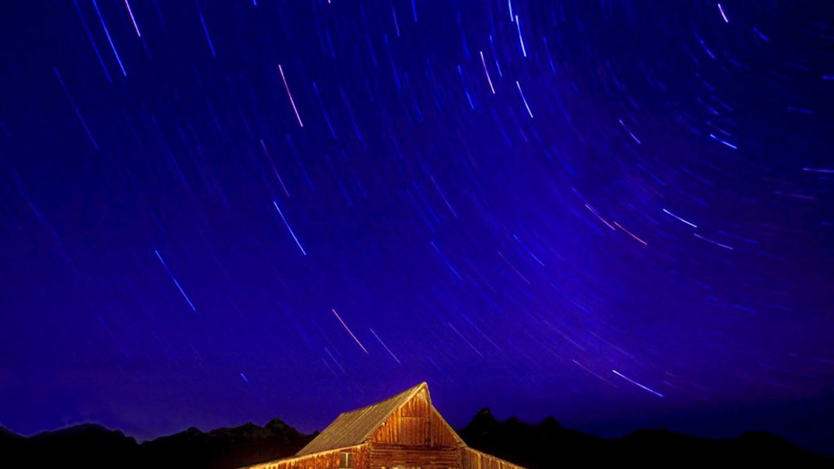 Meteorskuren ser ut som massvis av stjärnfall.