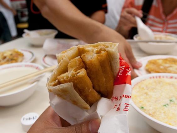 KINA. Här kan det se lite olika ut beroende på vilken region du befinner dig i. Men en vanlig frukosträtt är friterade degpinnar med varm sojamjölk. Kineserna gillar även varma soppor. KINA. Här kan det se lite olika ut beroende på vilken region du befinner dig i. Men en vanlig frukosträtt är friterade degpinnar med varm sojamjölk. Kineserna gillar även varma soppor.