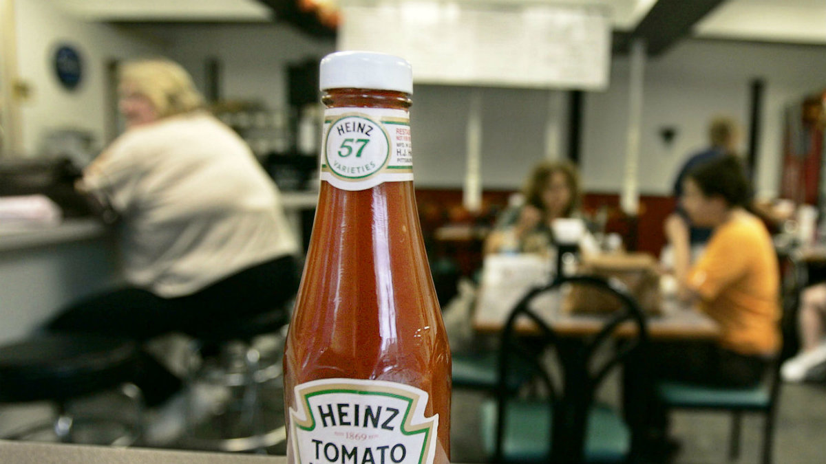 Pass på, här kommer det smarta tricket för att få ur ketchupen ur Heinz glasflaska.