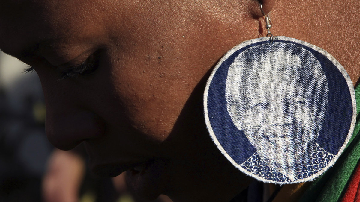 Här en kvinna med Mandela-örhängen.