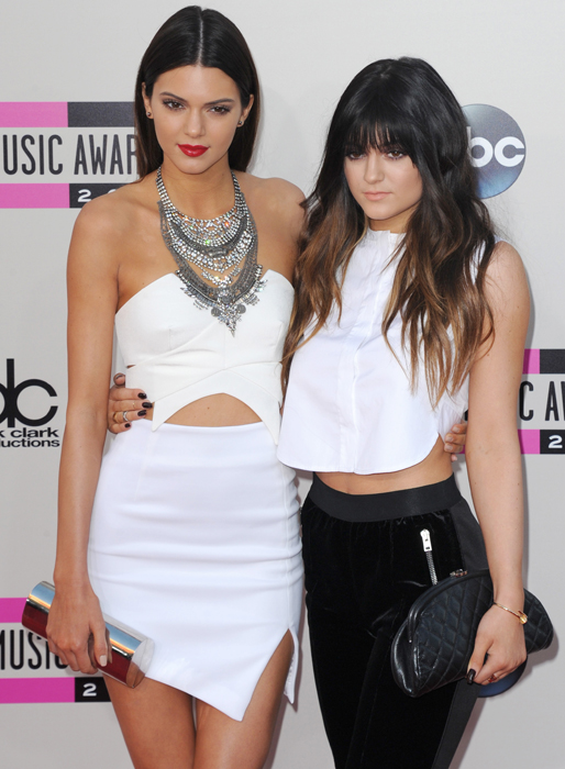 Kendall och Kylie Jenner matchade varandra i svart och vitt.