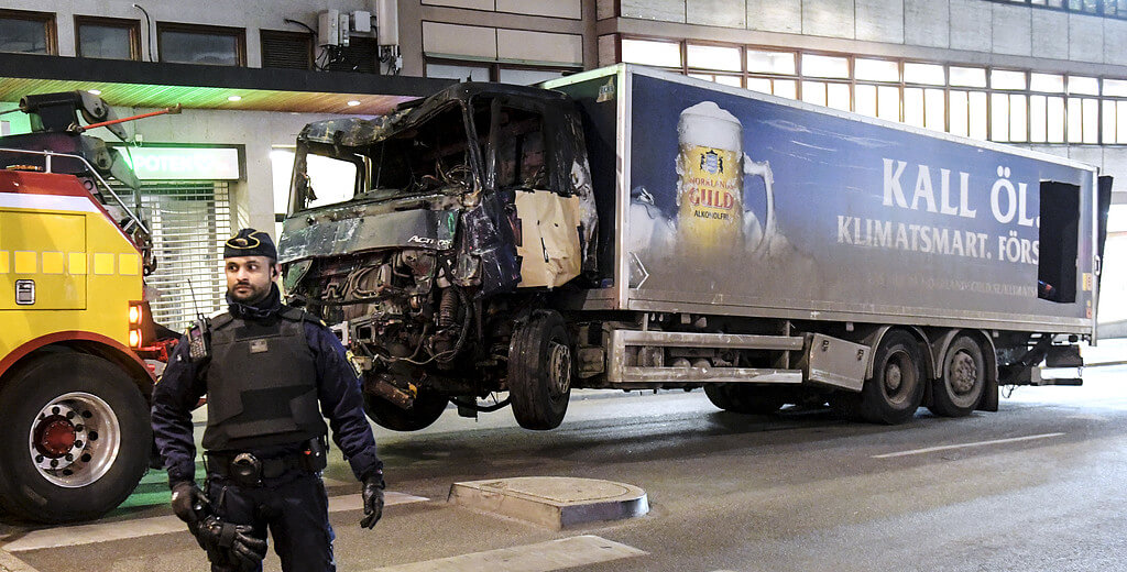 Polisen har hittat ett misstänkt objekt i förarhytten. I nuläget vill polisen inte uttala sig om vad det är för något. Polisen har hittat ett misstänkt objekt i förarhytten. I nuläget vill polisen inte uttala sig om vad det är för något.