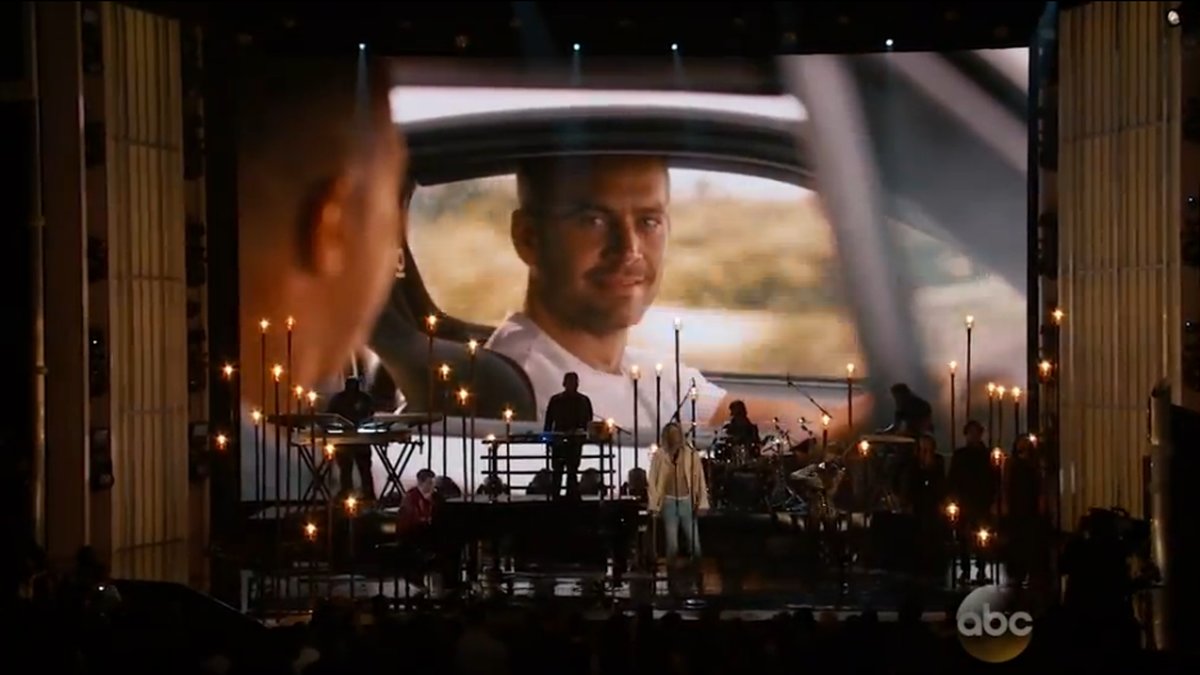 I bakgrunden visades de sista scenerna i Furious 7.