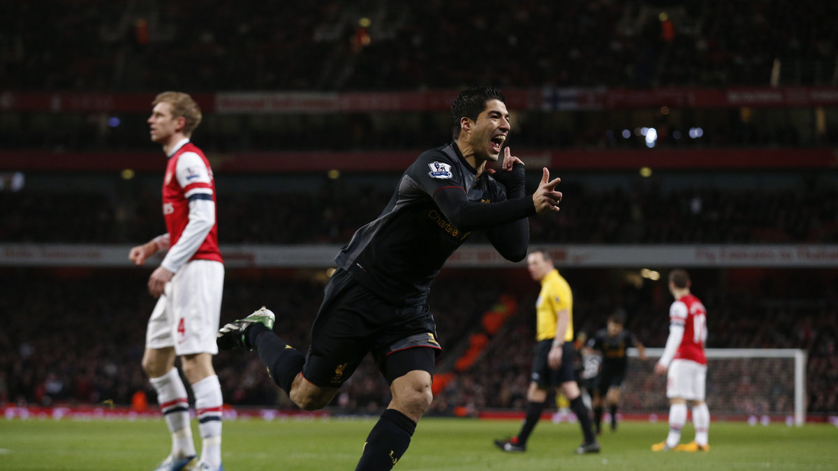 Luis Suárez firar sitt 1-0-mål mot Arsenal.