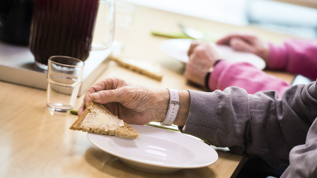 En dement äldre person blev utan mat. Arkivbild.
