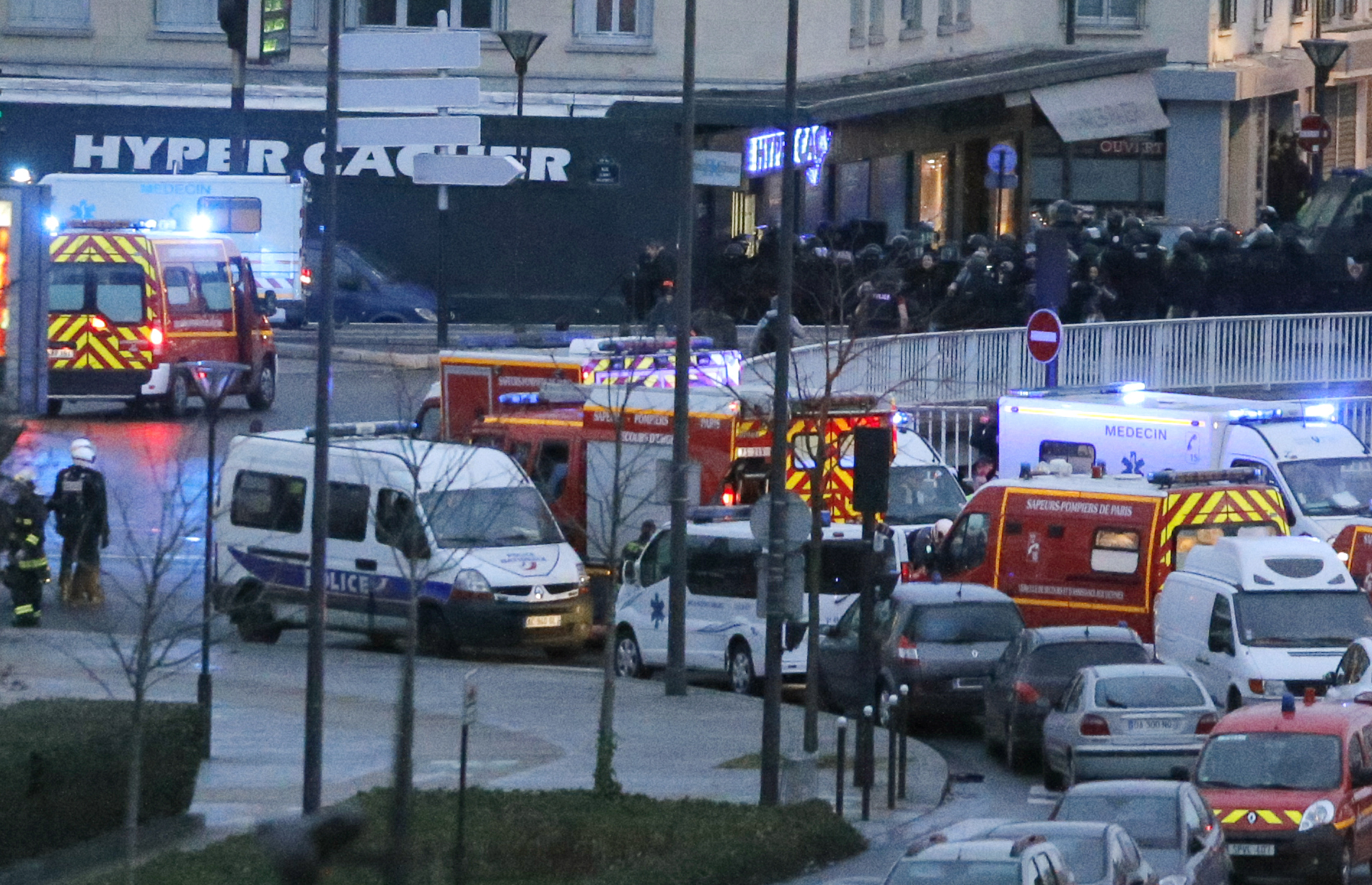 Ambulanspersonal var också på plats. Ambulanspersonal var också på plats.