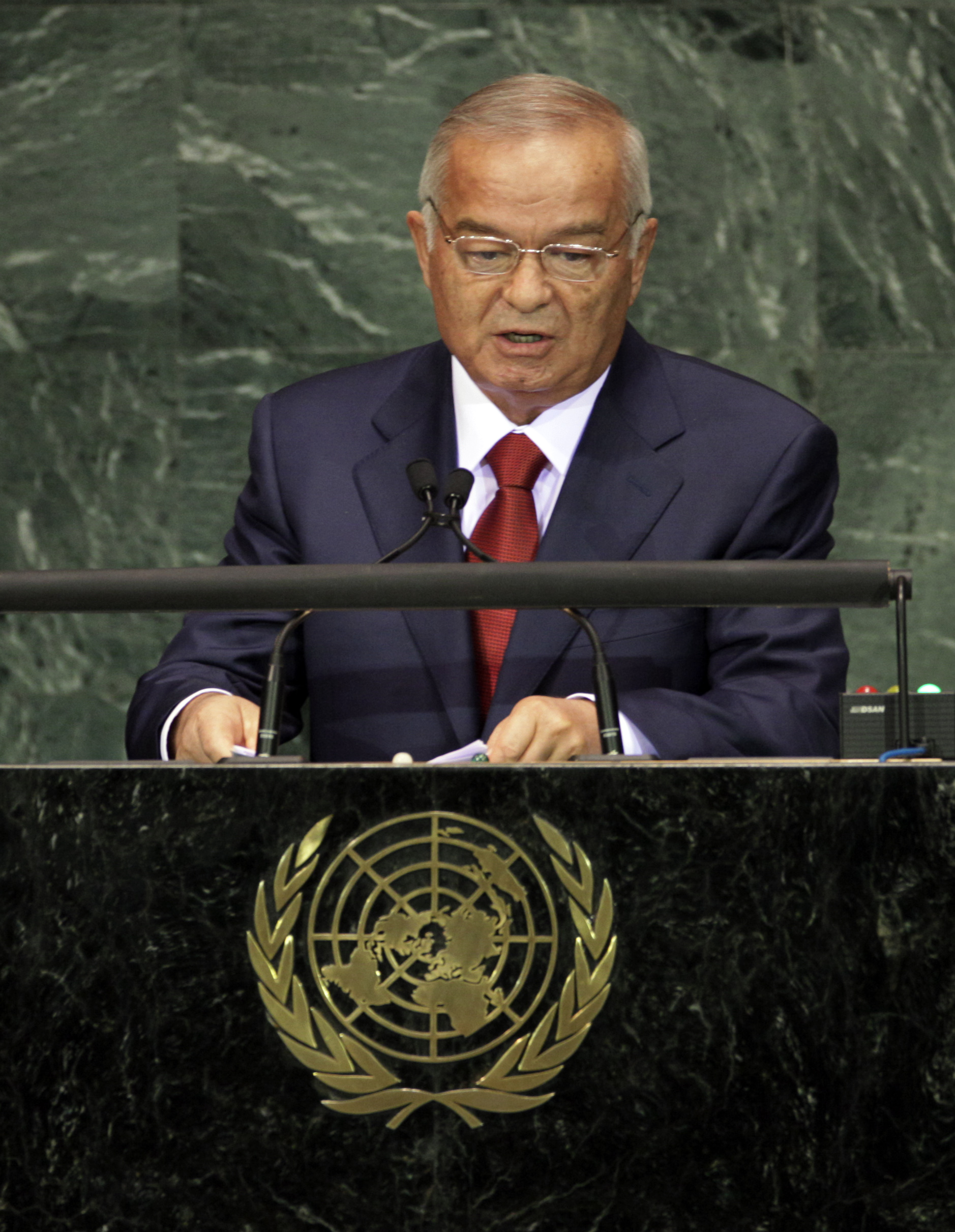 Även om president Islam Karimov uttryckt vikten av att inte ha några väggar och begränsningar har regeringens agerande sagt något helt annat. På 20-årsjubiléet av landets självständighet, 9 augusti, stängdes till exempel tillgången till New York Times, Re