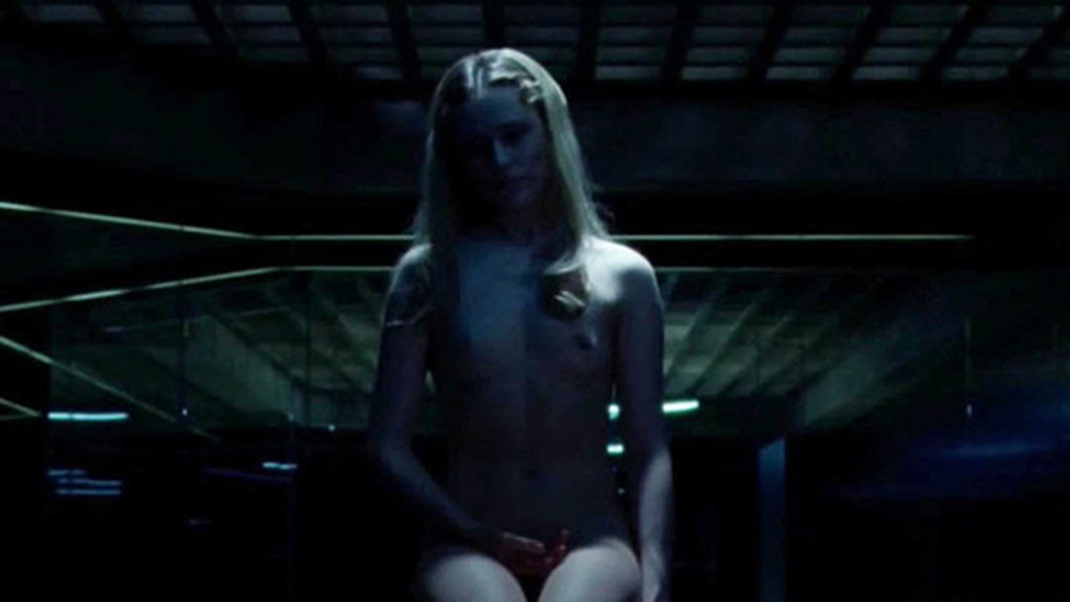 Evan Rachel Wood är naken i den första säsongens första avsnitt. 