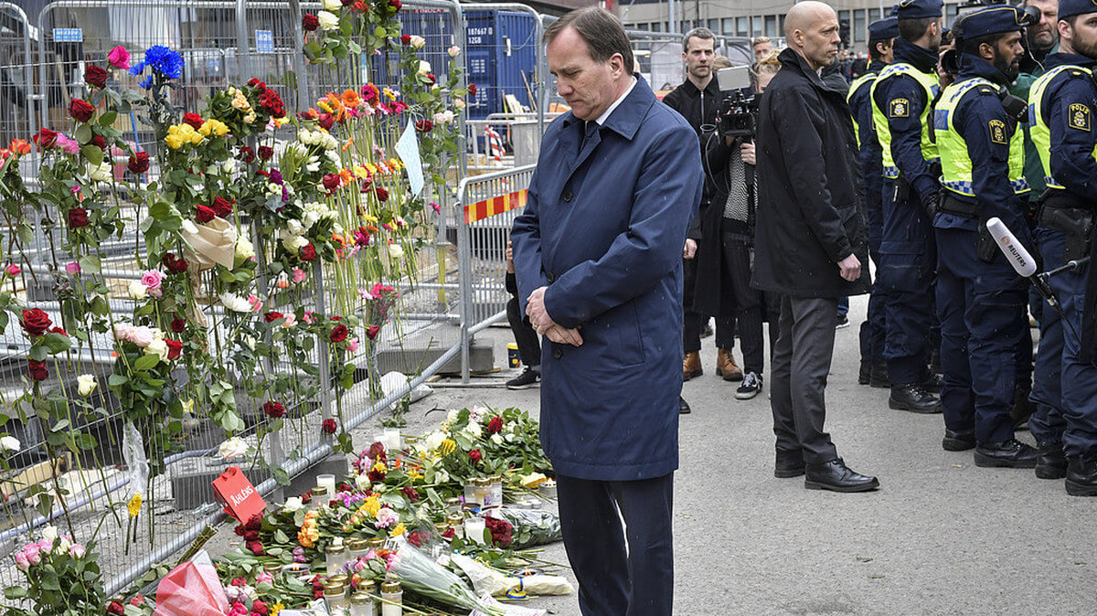 Löfven besökte samma plats som många, många stockholmare gått till för att hedra offren i attacken. 