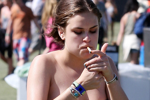 Tallulah Willis röker en vanlig cigarett.
