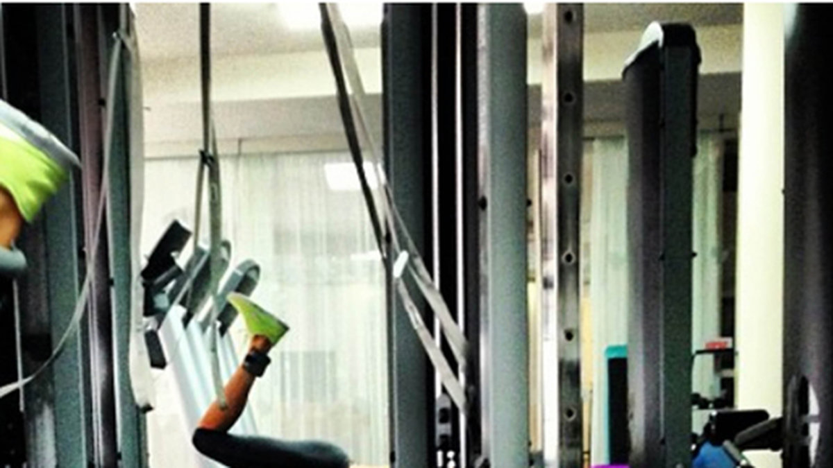 Candice Swanepoel kämpar på gymmet. 