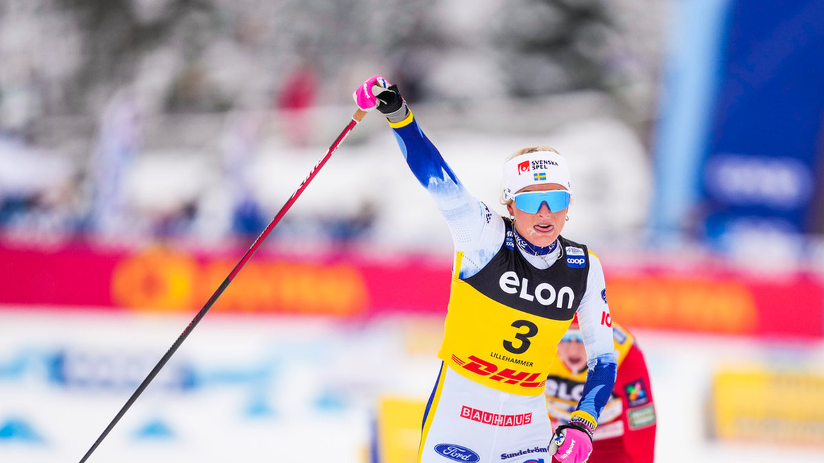 Frida Karlsson höjer armen i en segergest efter att ha spurtat till sig förstaplatsen på 20 kilometer klassiskt i Lillehammer.