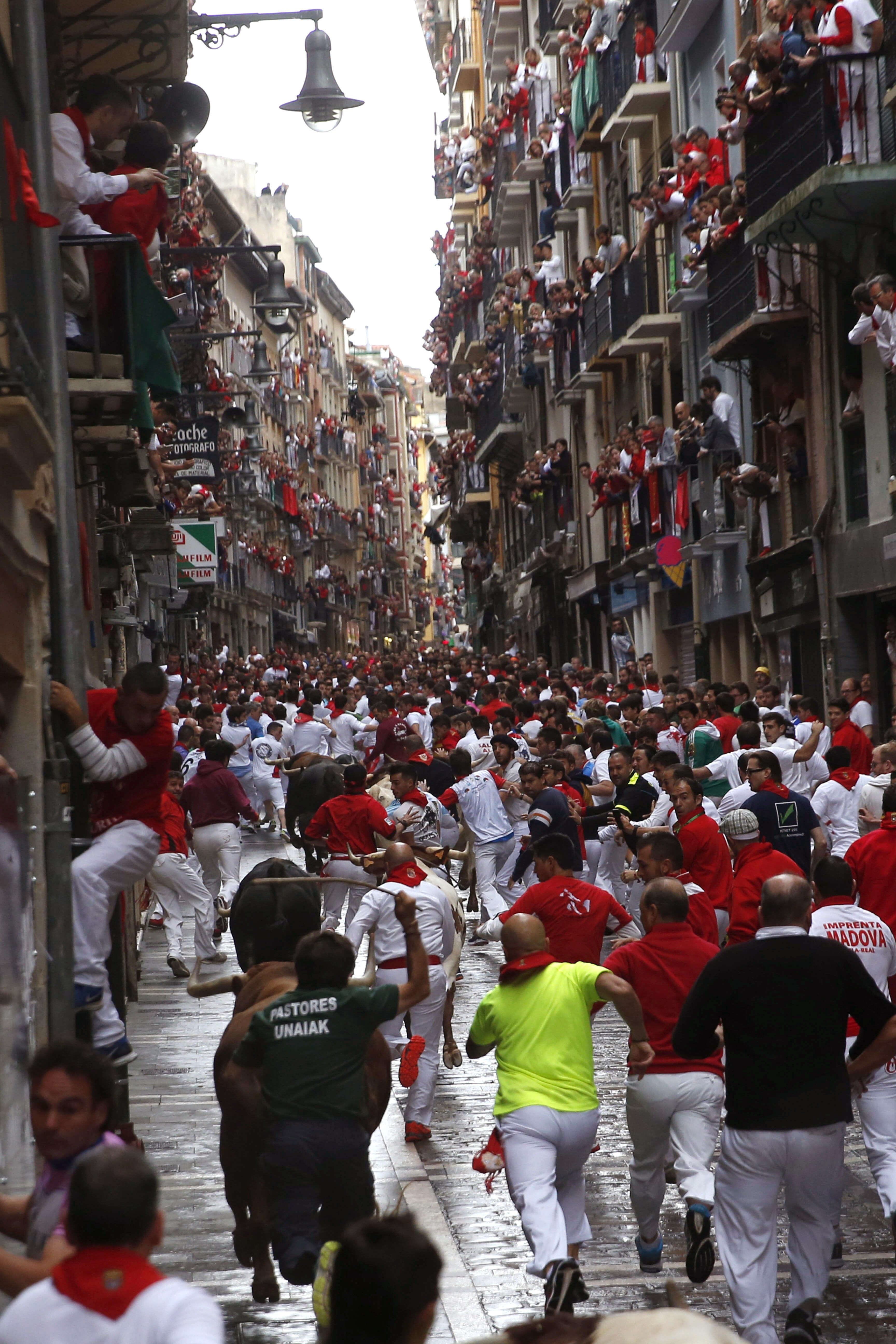 Tjurrusningen är ett populärt event i Pamplona med många deltagare, men också åskådare.
