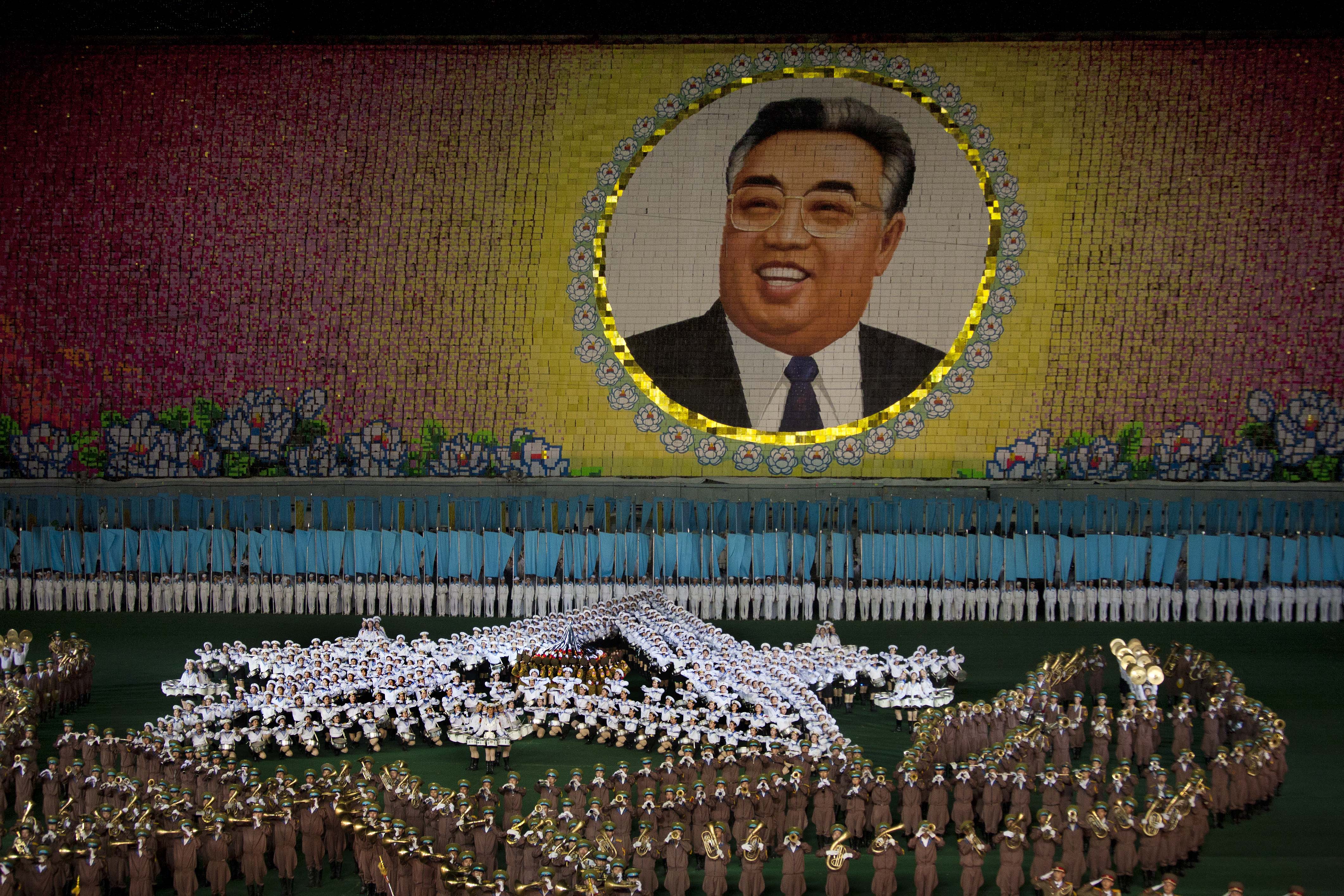 Kim Il-Sung är Nordkoreas evige president. För att fira hans 100-årsdag skjuter man upp raketen i april.