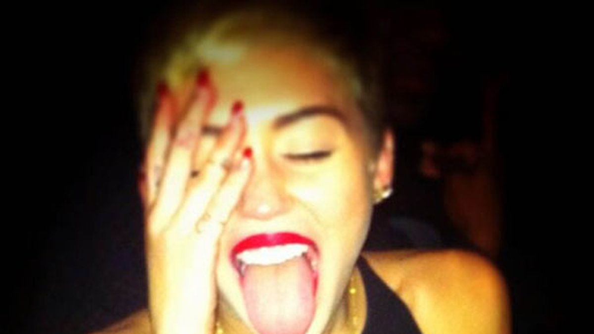 Miley Cyrus stränger ut tungan.