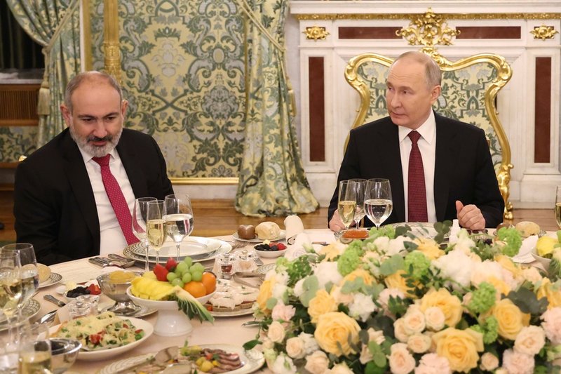 Armeniens premiärminister Nikol Pasjinjan på middag med Vladimir Putin i Moskva den 8 maj. Armenien är formellt allierat och förbundet med Ryssland på flera plan, men relationerna har försämrats kraftigt under de senaste åren.