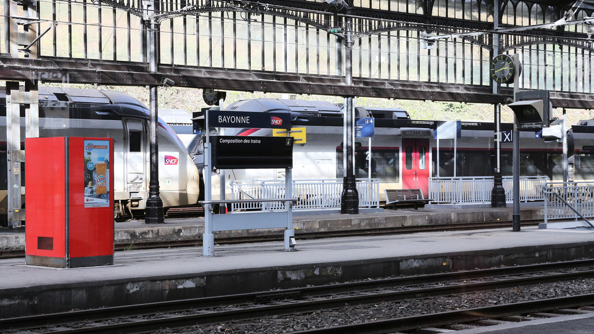 En tom tågstation i Bayonne. Semesterfirare avråds resa när de anställda på statliga SNCF strejkar. Arkivbild.