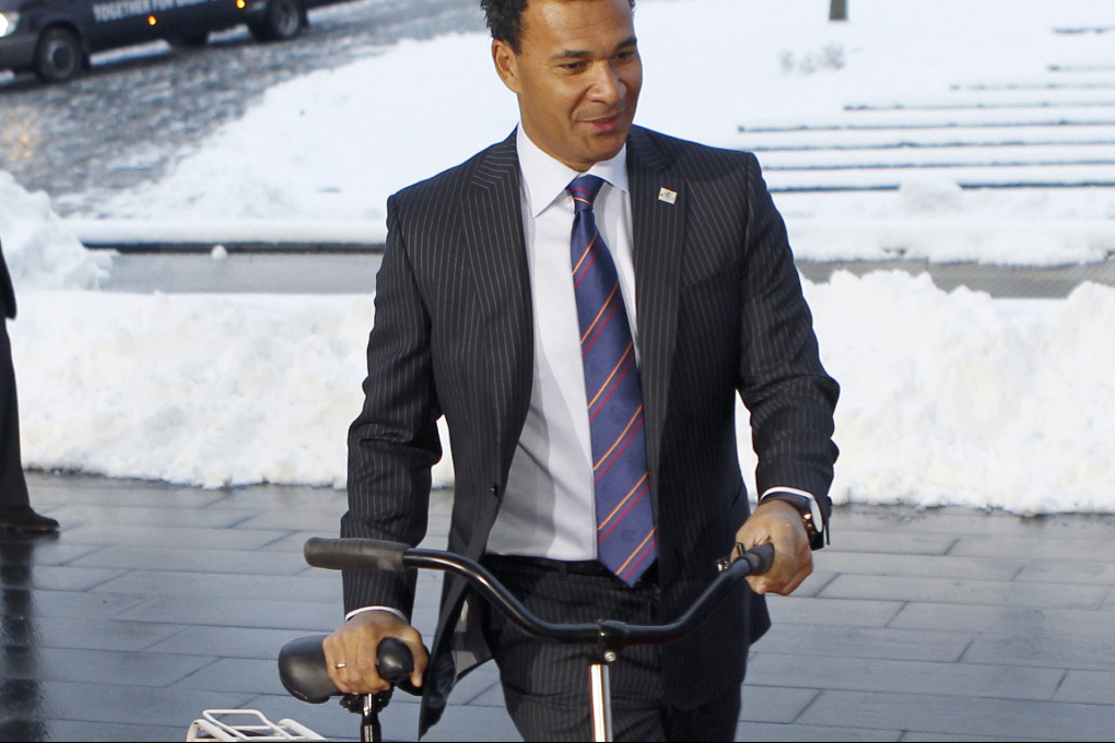 Ruud Gullit tillsammans med en cykel? I alperna? Mitt i vintern? I tolv minusgrader? Ruud Gullit tillsammans med en cykel? I alperna? Mitt i vintern? I tolv minusgrader?