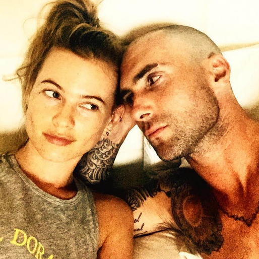 Behati Prinsloo och Adam Levine gosar. Behati Prinsloo och Adam Levine gosar.