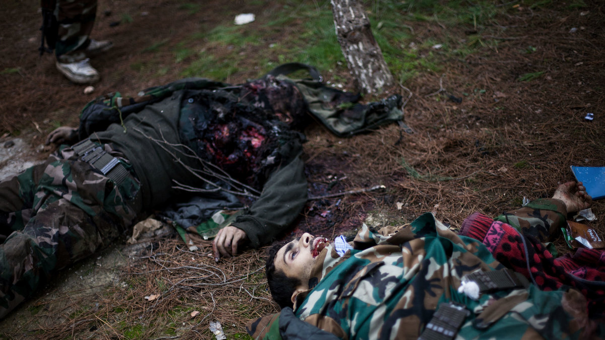Två övergivna döda syriska soldater i Tal Sheer.