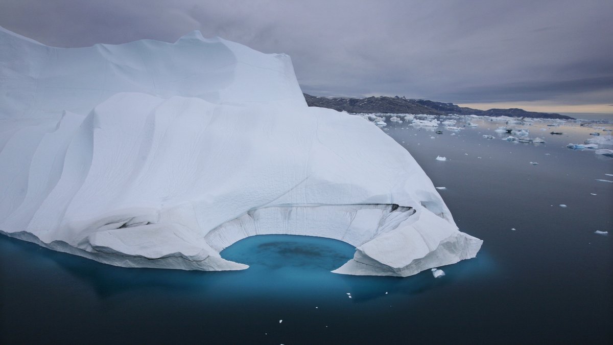 Runt Island och Grönland smälter isen.