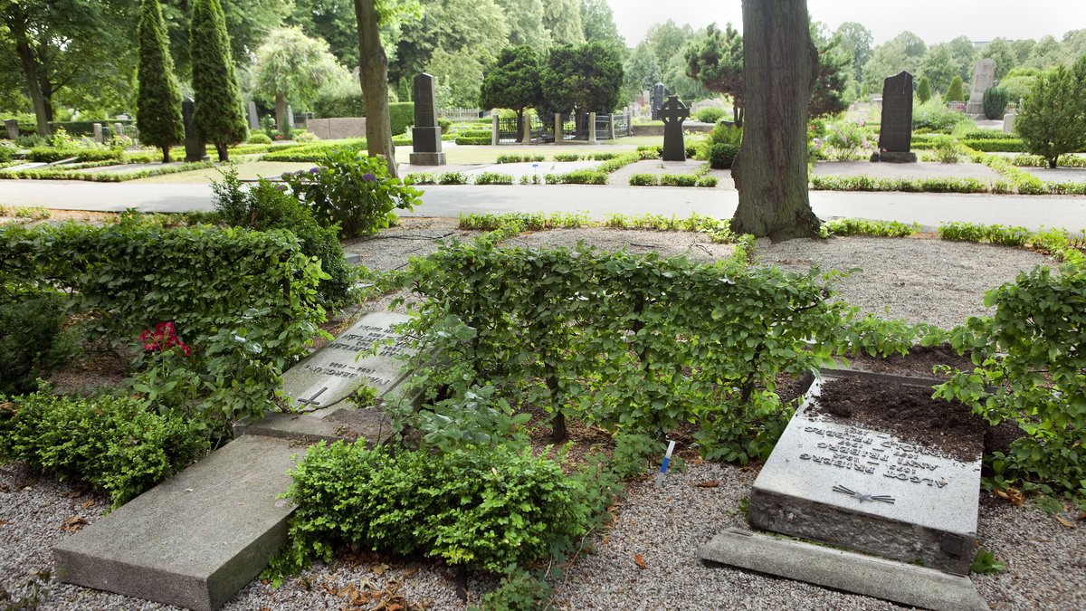 Tidigare har gravstenar välts på Sankt Pauli kyrkogårdar i Malmö.
