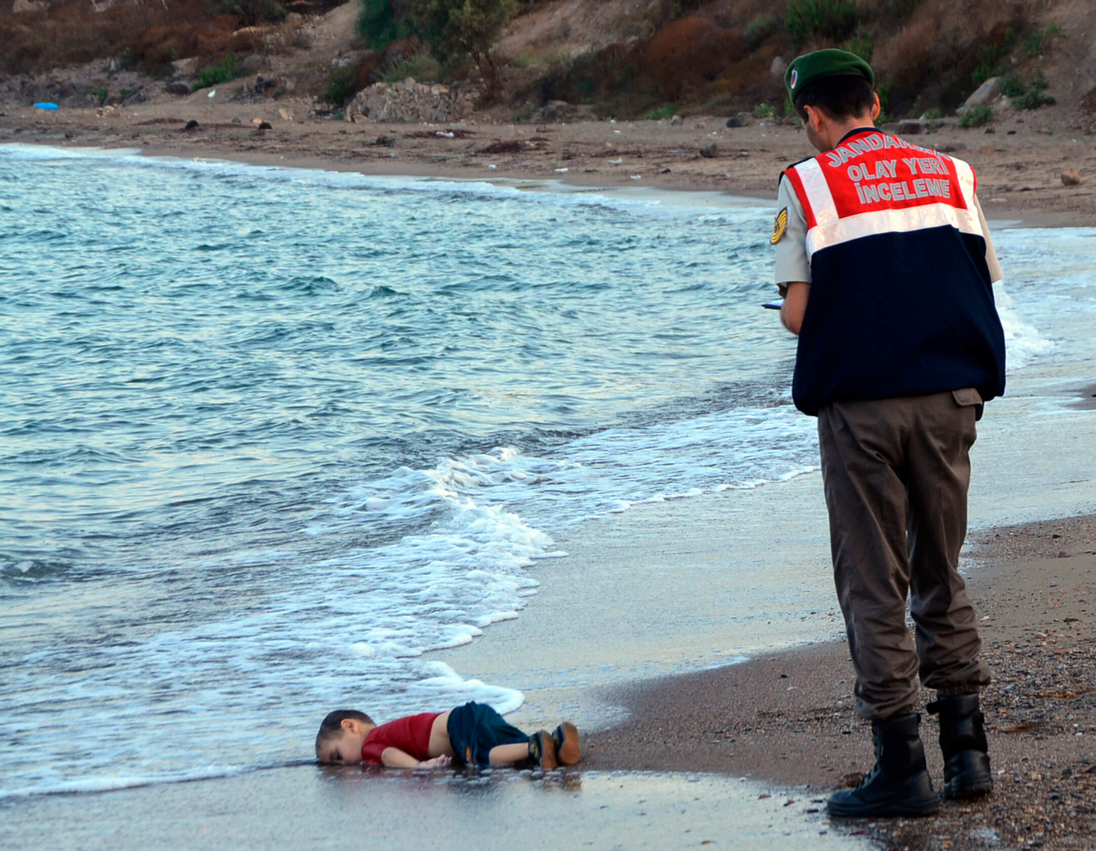 Den 2 september hittades 3-årige Alan Kurdi, uppspolad på stranden i turkiska Bodrum. I hopp om ett säkrare liv hade familjen tagit den livsfarliga vägen över Medelhavet. Kurdis död blev något av en vändpunkt för Europa och flyktingkrisen. Tusentals personer har under året dött under samma resa. Den 2 september hittades 3-årige Alan Kurdi, uppspolad på stranden i turkiska Bodrum. I hopp om ett säkrare liv hade familjen tagit den livsfarliga vägen över Medelhavet. Kurdis död blev något av en vändpunkt för Europa och flyktingkrisen. Tusentals personer har under året dött under samma resa.
