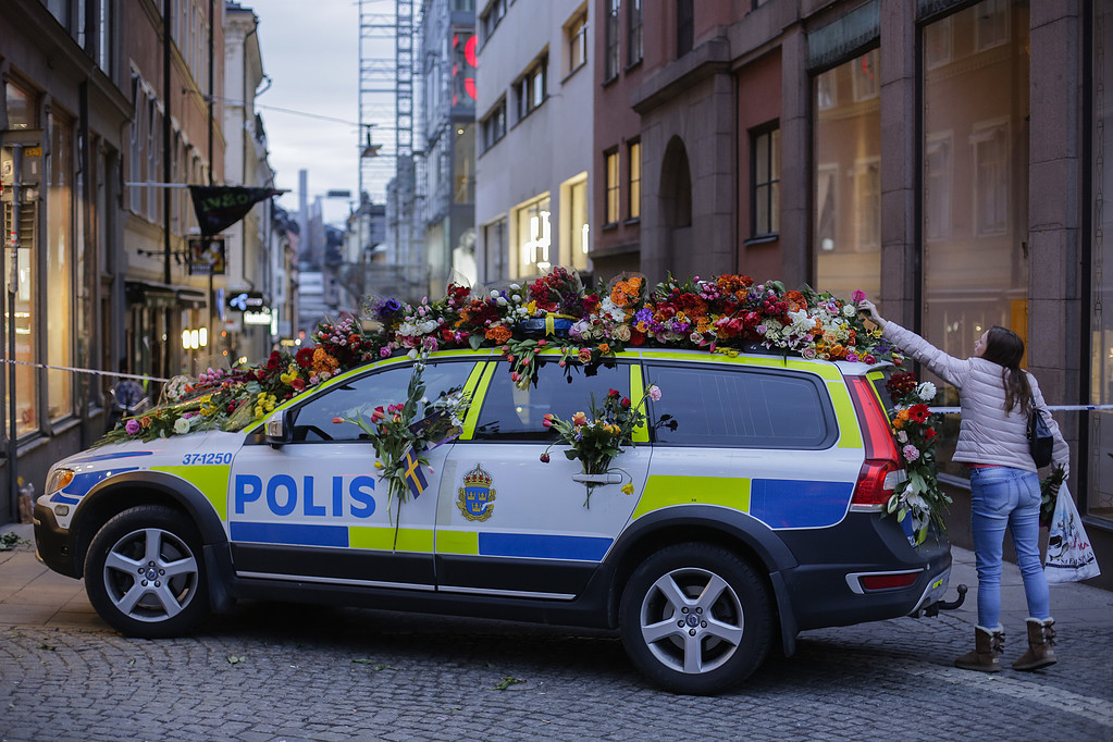 Hundratals lämnade blommor vid polisbilen Hötorget. Hundratals lämnade blommor vid polisbilen Hötorget.