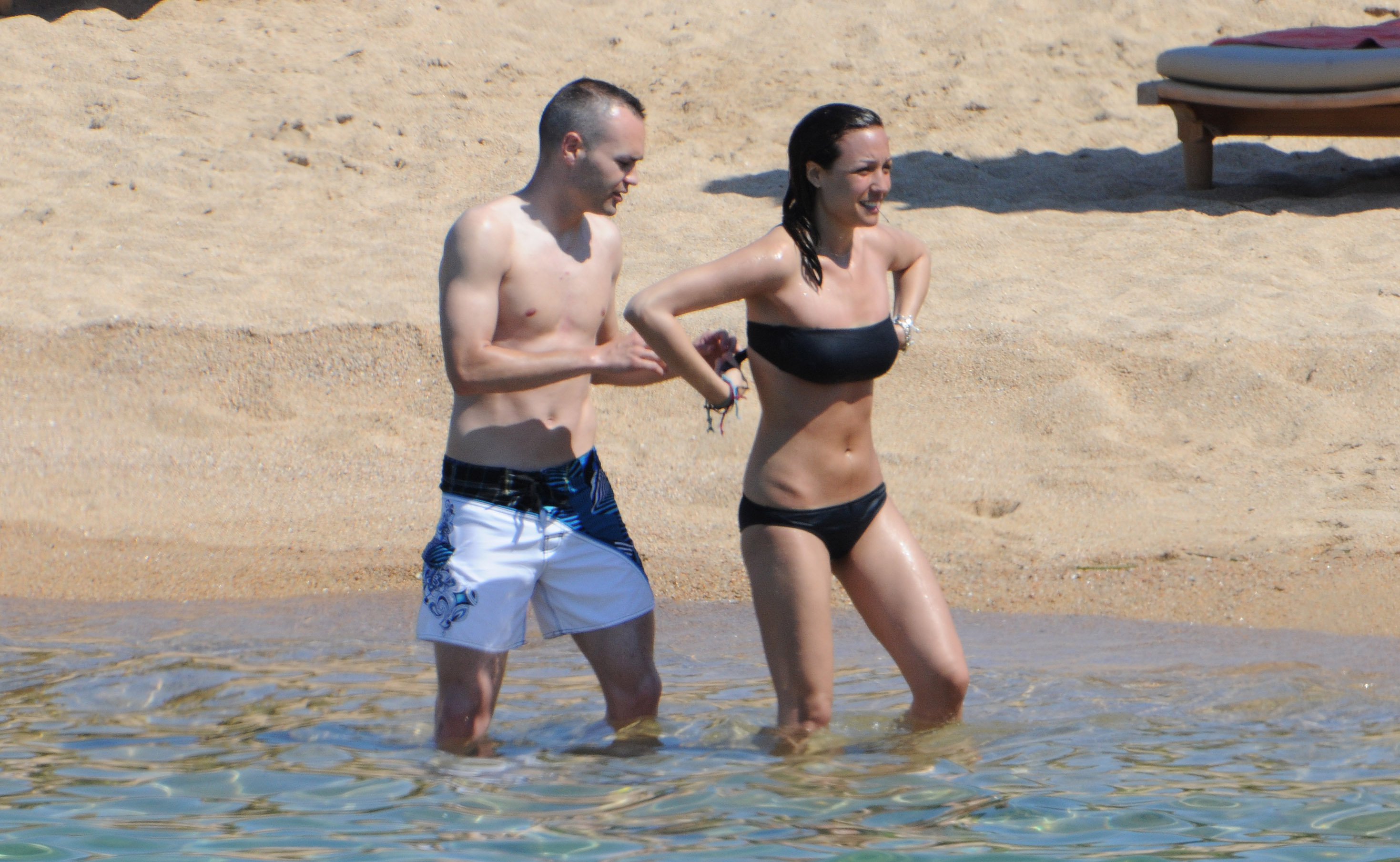 Andrés Iniesta lämnade guldmedaljerna hemma och drog iväg för att njuta av sommaren tillsammans med frugan Anna Ortiz i italienska Costa Smeralda.