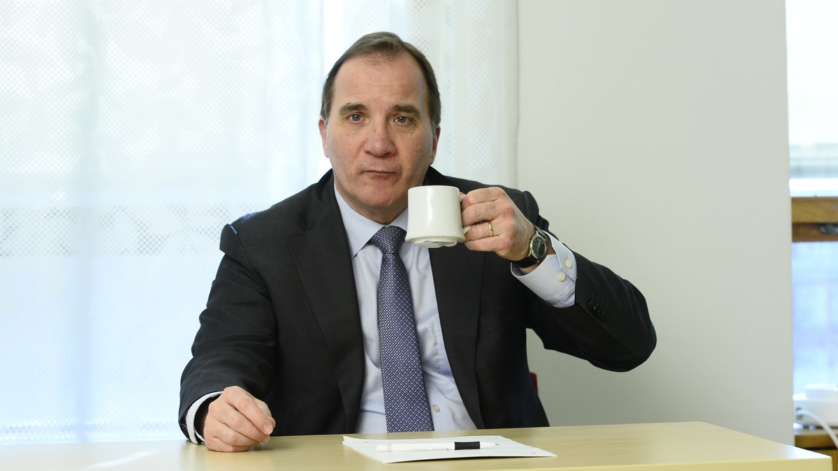 Statsministern Stefan Löfven dricker kaffe. 