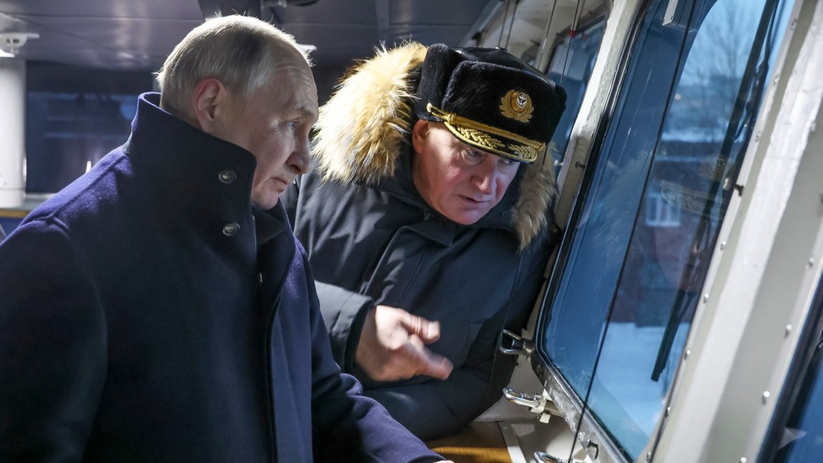 Rysslands president Vladimir Putin besökte en nybyggd fregatt i ett varv i Severodvinsk i december, tillsammans med marinens då högste befälhavare Nikolaj Jevmenov.
