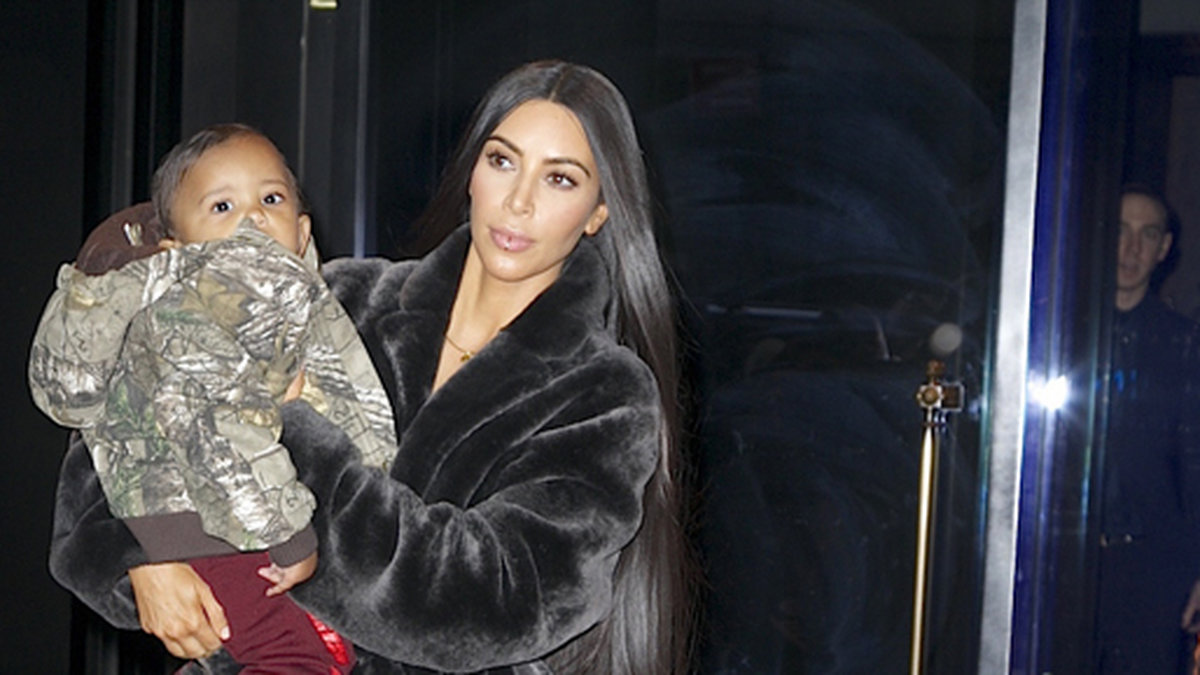 Kim Kardashian, North West och lilla Saint lämnar Kims hotell i New York.