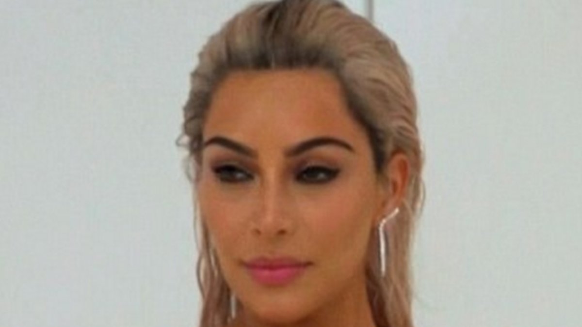 Kim Kardashian under inspelningen av Fergies video.