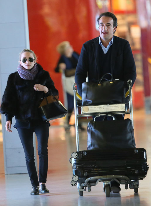 Mary-Kate Olsen och fästmannen Olivier Sarkozy på flygplatsen i Paris. Mary-Kate Olsen och fästmannen Olivier Sarkozy på flygplatsen i Paris.