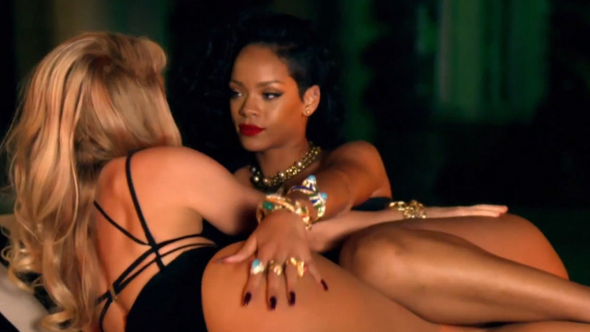 Det slår gnistor mellan Shakira och Rihanna i den nya videon. 
