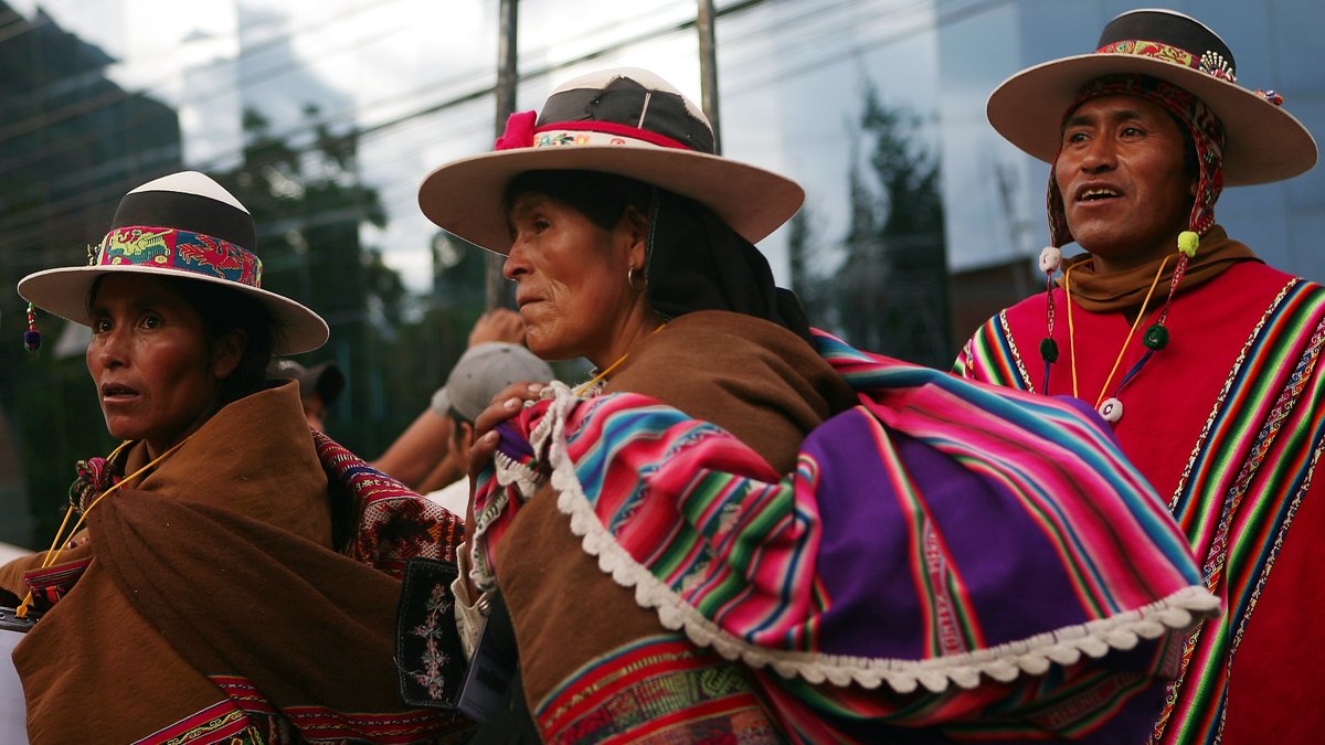 I femton länder, bland annat Boliva, måste männen först tillåta kvinnorna att jobba.