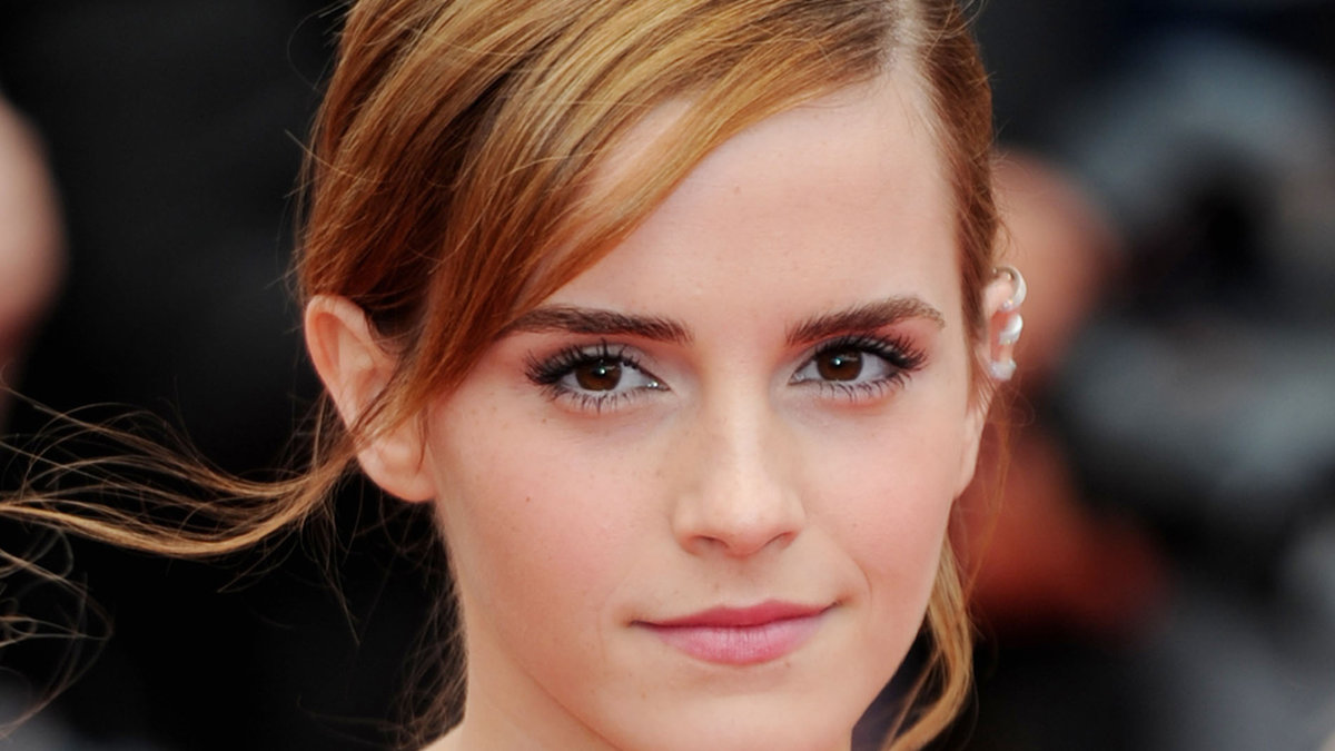 För att dölja ojämnheter och mörka ringar använder Emma Watson concealern Dior skinflash radiance booster.