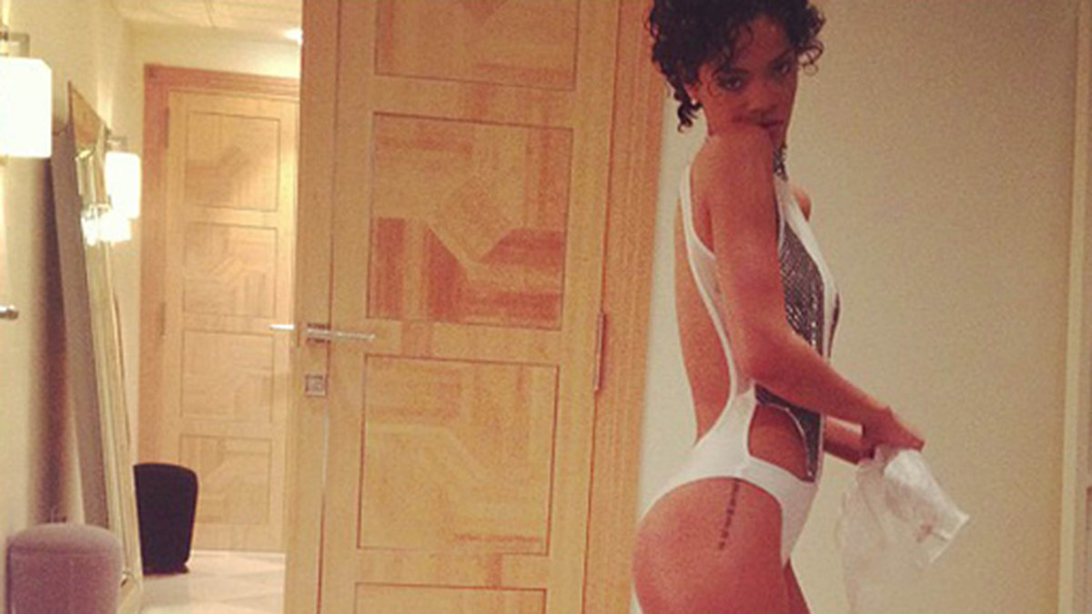 Rihanna har mest struttat runt i vit baddräkt den här veckan.