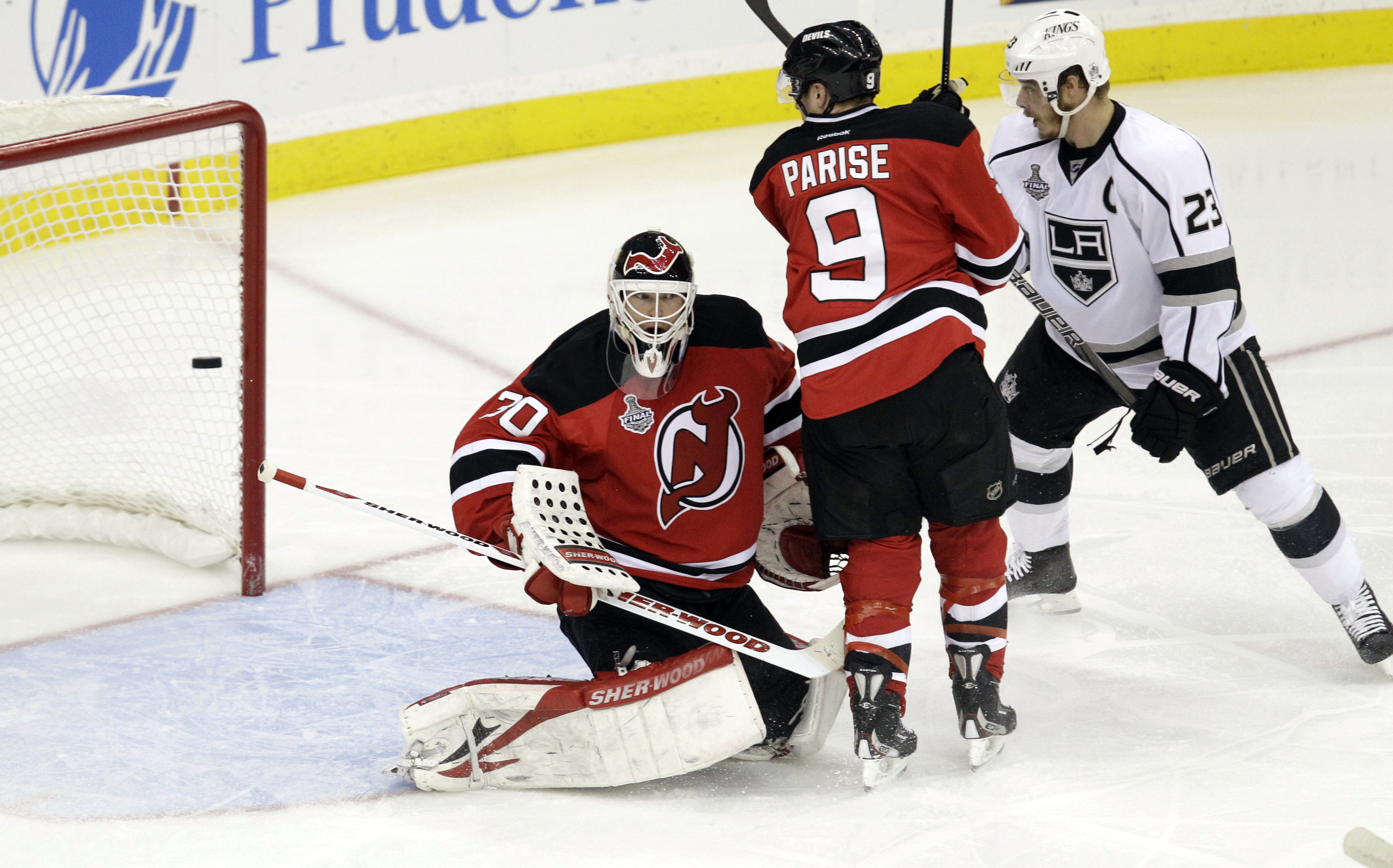 Los Angeles Kings Justin Williams kvitterade till 1-1 i den andra perioden. Här seglar pucken förbi New Jersey Devils Martin Brodeur och in i mål. Los Angeles Kings Justin Williams kvitterade till 1-1 i den andra perioden. Här seglar pucken förbi New Jersey Devils Martin Brodeur och in i mål.