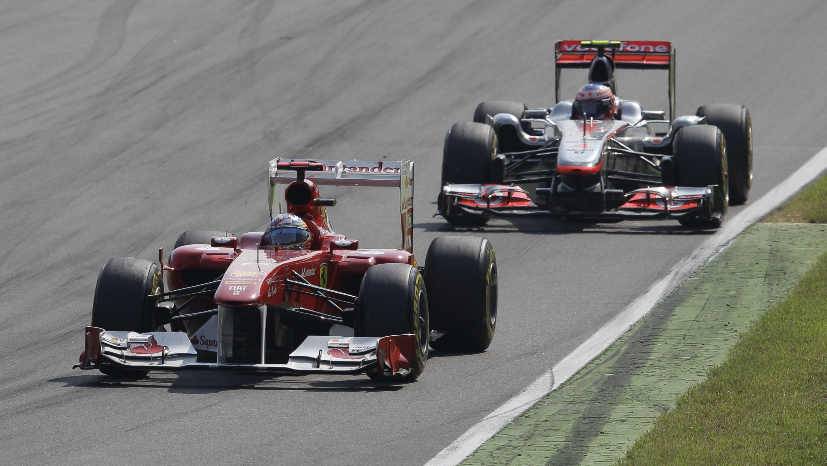 Jenson Button och Fernando Alonso kämpade om andraplatsen.