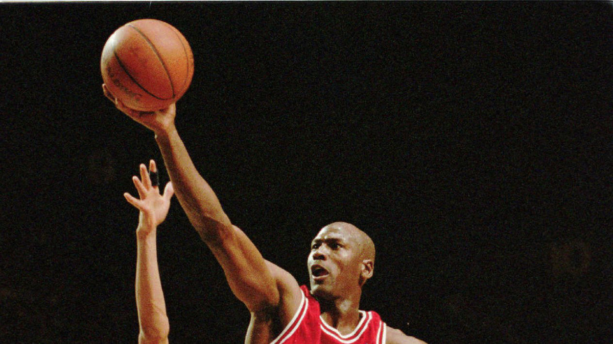 Lonley Tunes ber Chicago Bulls superstjärna Michael Jordan om hjälp.
