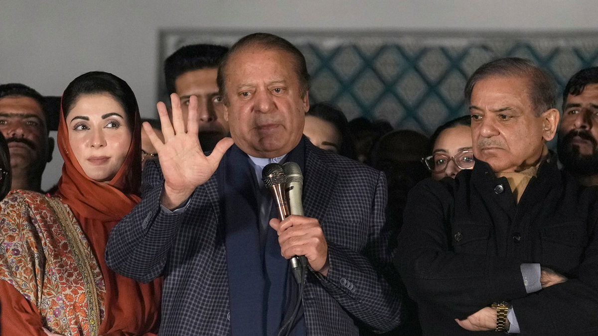Pakistans tidigare premiärminister Nawaz Sharif har utropat sig som segrare i torsdagens parlamentsval.