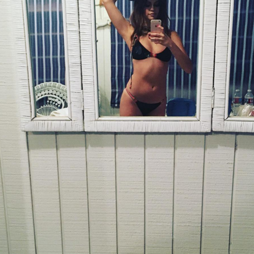 Selena Gomez tar en bikiniselfie. Selena Gomez tar en bikiniselfie.